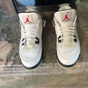 Jordan 4 Retro
White Cement (2016)